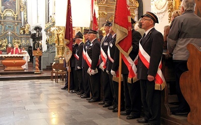 Kolejarze podczas sobotniej Mszy św. bazylice katedralnej w Łowiczu