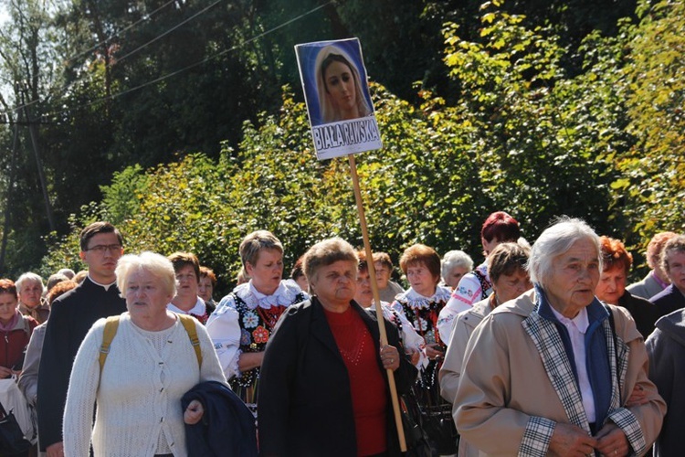 Pielgrzymka Kół Żywego Różańca do Domaniewic