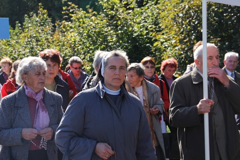 Pielgrzymka Kół Żywego Różańca do Domaniewic