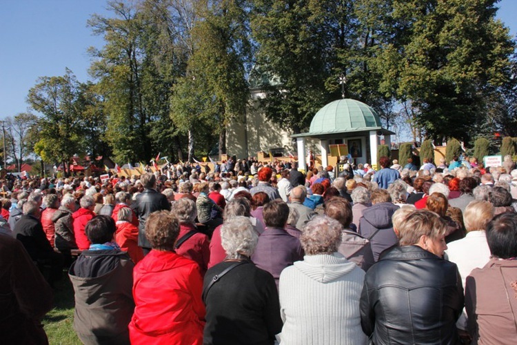 Pielgrzymka Kół Żywego Różańca do Domaniewic