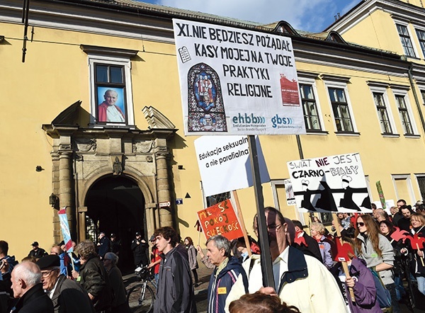  27.09.2014. Kraków. Uczestnicy Marszu Świeckości, który przeszedł ulicami Krakowa. Marsz jest jednym z punktów programu trwających pod Wawelem III Dni Świeckości. 