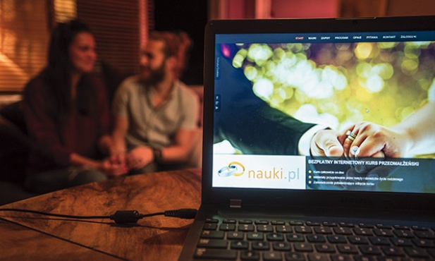 Czy internetowy kurs przedmałżeński może zastąpić osobiste spotkania z kapłanem?