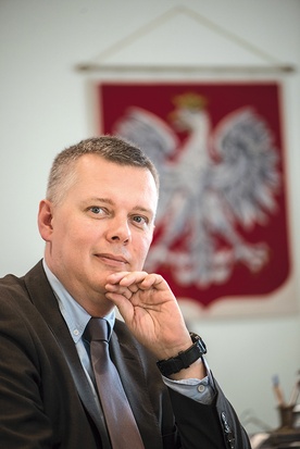 Tomasz Siemoniak od 2011 minister obrony narodowej, od 2014 wicepremier. W latach 2007–2011 był sekretarzem stanu w Ministerstwie Spraw Wewnętrznych i Administracji. Jest członkiem zarządu krajowego Platformy Obywatelskiej. Ukończył studia na Wydziale Handlu Zagranicznego Szkoły Głównej Handlowej w Warszawie. W czasie studiów kierował uczelnianymi strukturami Niezależnego Zrzeszenia Studentów. Ma 47 lat.