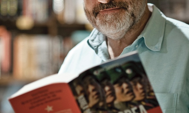 John Sweeney – popularny dziennikarz brytyjski, od 2001 roku reporter BBC Panorama, wcześniej przez 12 lat pracował dla „Observera”, podróżując do ponad 60 krajów, w których toczyły się wojny i rewolucje. Autor kilku książek,  m.in. „The Church of Fear” (Kościół strachu) o Kościele scjentologicznym oraz wydanej niedawno również w Polsce „Korea Północna. Tajna misja w kraju wielkiego blefu”. Do Korei Północnej wybrał się z grupą studentów, podając się za profesora London School  of Economics. 