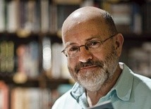 John Sweeney – popularny dziennikarz brytyjski, od 2001 roku reporter BBC Panorama, wcześniej przez 12 lat pracował dla „Observera”, podróżując do ponad 60 krajów, w których toczyły się wojny i rewolucje. Autor kilku książek,  m.in. „The Church of Fear” (Kościół strachu) o Kościele scjentologicznym oraz wydanej niedawno również w Polsce „Korea Północna. Tajna misja w kraju wielkiego blefu”. Do Korei Północnej wybrał się z grupą studentów, podając się za profesora London School  of Economics. 