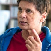 Janina Ochojska Z wykształcenia astronom, w stanie wojennym aktywna opozycjonistka, w 1994 roku założyła Polską Akcję Humanitarną. Więcej informacji o tym, jak wspierać PAH, na stronie www.pah.org.pl