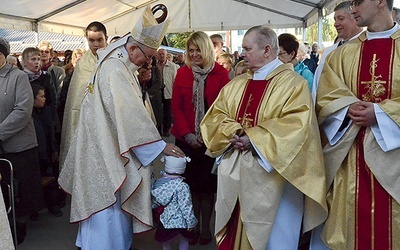  Po Eucharystii abp S. Budzik pozdrawiał wiernych