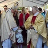  Po Eucharystii abp S. Budzik pozdrawiał wiernych