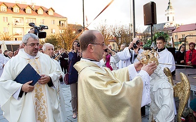 Powitanie figury św. Michała Archanioła na rynku miasta