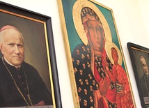  Obraz Matki Bożej Częstochowskiej wśród pocztu biskupów płockich, w sali anielskiej Kurii Diecezjalnej Płockiej