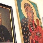  Obraz Matki Bożej Częstochowskiej wśród pocztu biskupów płockich, w sali anielskiej Kurii Diecezjalnej Płockiej