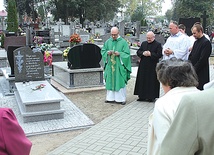  Bielski pomniczek ma wyryte słowa „Czyż może niewiasta zapomnieć o swym niemowlęciu, ta, która kocha syna swego łona? A nawet gdyby ona zapomniała, Ja nie zapomnę o tobie” (Iz 49, 15)