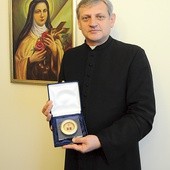 Proboszcz ks. Zbigniew Gaczyński z relikwiami błogosławionych Zelii i Ludwika Martin – rodziców św. Teresy od Dzieciątka Jezus