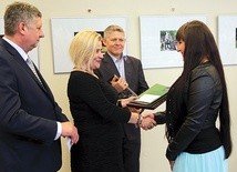  Nagrody laureatom konkursu fotograficznego wręczali (od lewej): Krzysztof Ferensztajn, Ilona Jaroszek i Przemysław Bednarczyk. Z prawej Aleksandra Bednarczyk