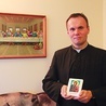  Ksiądz Paweł Jakimcio, autor i propagator nowych kart różańcowych, prezentuje jedną z nich Poniżej: Karty różańcowe, trwałe i poręczne, znajdują coraz większe uznanie u członków róż różańcowych