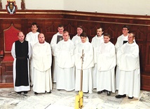 Na zdjęciu: Proboszcz parafii cystersów oliwskich o. Albin Chorąży i Schola Gregoriana Oliviensis w tradycyjnych strojach wierzchnich do modlitwy w chórze, tzw. cucullach. Stąd cystersów nazywano często białymi mnichami