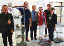  Grupa archeologów prowadzących wykopaliska w gminie Pietrowice Wielkie (drugi od prawej: prof. Mirosław Furmanek)  