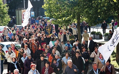 Pielgrzymi przeszli Drogę Krzyżową ulicami Katowic