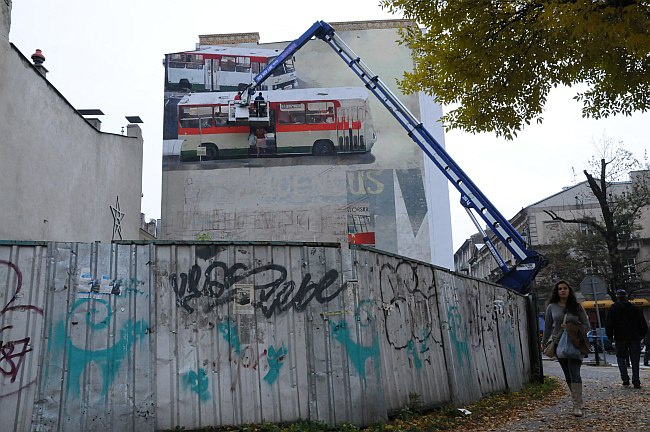 Paryski autobus na ścianie