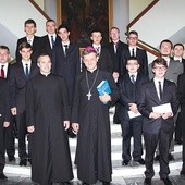  Nowi alumni naszej diecezji z bp. Romanem Pindlem i ks. Sławomirem Kołatą