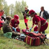  Drużyna ratowniczek Maltańskiej Służby Medycznej w czasie akcji na Hrobaczej Łące pomaga rannemu drwalowi