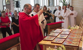  Ks. Przemysław Sawa błogosławi ikony namalowane przez uczestników kursu przygotowanego przez Szkołę Ewangelizacji Cyryl i Metody 