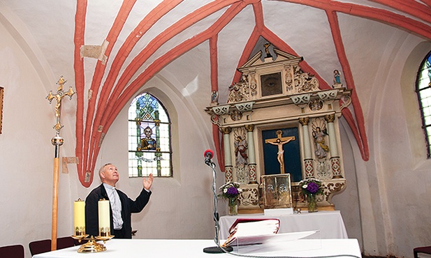  Skromne prezbiterium kontrastuje z wielką częścią nawową zbudowaną dla pielgrzymów