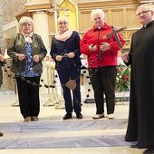  Podczas procesji, oprócz świec i figury Matki Bożej, niesiony będzie duży różaniec