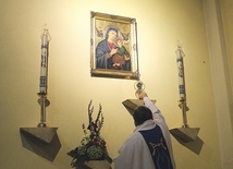 Proboszcz ks. Antoni Rzeszutko umieścił relikwie św. Jana Pawła II  przy ikonie Matki Bożej