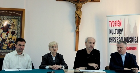 Program Tygodnia prezentują (od lewej): Jakub Mitek, Joanna Nagay, Wojciech Sałek i ks. Piotr Walkiewicz
