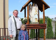 Benedykt Chojnacki z wnukiem Jasiem przy kapliczce, którą wykonali