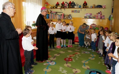 Arcybiskup w domu dziecka