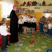 Arcybiskup w domu dziecka