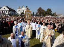 W rocznicowej celebrze wzięło udział kilka tysięcy wiernych i ponad 100 kapłanów