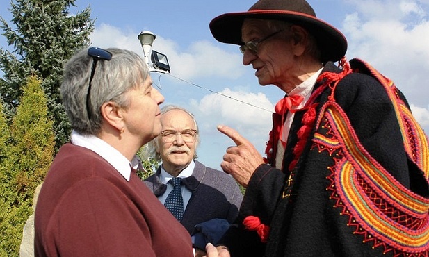 Franciszek Maślanka z Mesznej, jeden z "adiutantów" ks. Karola Wojtyły, w rozmowie z Urszulą Własiuk, prezes Fundacji Szlaki Papieskie . Z tyłu - Jerzy Rieger ze środowiska "Wujka"