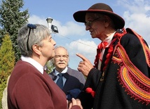 Franciszek Maślanka z Mesznej, jeden z "adiutantów" ks. Karola Wojtyły, w rozmowie z Urszulą Własiuk, prezes Fundacji Szlaki Papieskie . Z tyłu - Jerzy Rieger ze środowiska "Wujka"