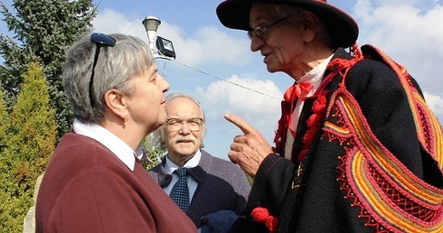 Franciszek Maślanka z Mesznej, jeden z "adiutantów" ks. Karola Wojtyły, w rozmowie z Urszulą Własiuk, prezes Fundacji Szlaki Papieskie . Z tyłu - Jerzy Rieger ze środowiska "Wujka"