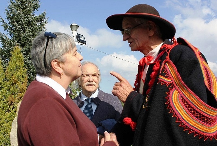 Franciszek Maślanka z Mesznej, jeden z "adiutantów" ks. Karola Wojtyły, w rozmowie z Urszulą Własiuk, prezes Fundacji Szlaki Papieskie . Z tyłu - Jerzy Rieger ze środowiska "Wujka"