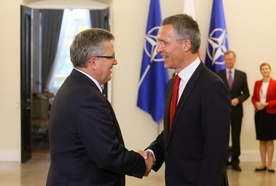 Stoltenberg: NATO "stoi" za Polską