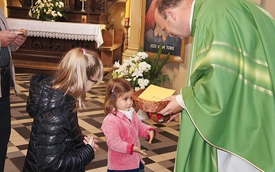  W procesję z darami zaangażowali się nawet najmłodsi parafianie