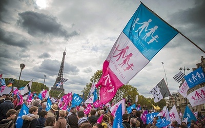 5 października 2014, Francja Tysiące Francuzów wyszło na ulice Paryża i Bordeaux,  aby zaprotestować przeciwko polityce rządu i opowiedzieć się za tradycyjnym modelem rodziny.   Nieśli transparenty: „Stop gender”, „NIE dla małżeństw osób tej samej płci!” i „Równość to różnorodność”.