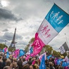 5 października 2014, Francja Tysiące Francuzów wyszło na ulice Paryża i Bordeaux,  aby zaprotestować przeciwko polityce rządu i opowiedzieć się za tradycyjnym modelem rodziny.   Nieśli transparenty: „Stop gender”, „NIE dla małżeństw osób tej samej płci!” i „Równość to różnorodność”.