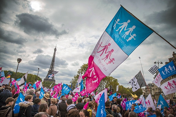 5 października 2014, Francja Tysiące Francuzów wyszło na ulice Paryża i Bordeaux,  aby zaprotestować przeciwko polityce rządu i opowiedzieć się za tradycyjnym modelem rodziny.   Nieśli transparenty: „Stop gender”, „NIE dla małżeństw osób tej samej płci!” i „Równość to różnorodność”.