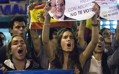 „Rajoy za aborcją. Nie głosuj na niego” – transparenty z takim napisem nieśli demonstranci domagający się zmiany ustawy aborcyjnej tak, aby bardziej chroniła życie poczętych dzieci. Manifestacja odbyła się 23 września w Madrycie (na zdjęciu) i w kilkudziesięciu innych miastach