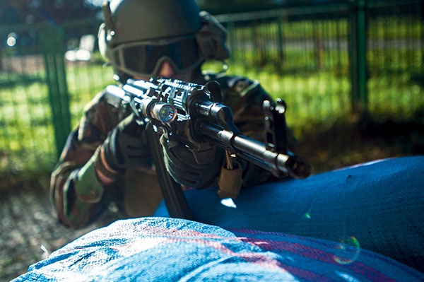 Do ćwiczeń używano pełnowymiarowych replik prawdziwej broni oraz filmowej broni hukowej na ślepą amunicję