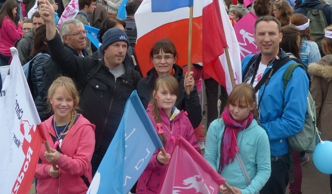 Anna i Bertrand Bischowie (z lewej) i Bogdan Krótki z córkami na "Manif pour tous" w Paryżu