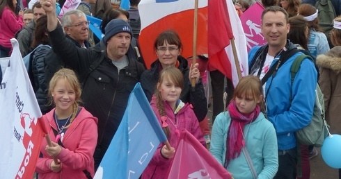 Anna i Bertrand Bischowie (z lewej) i Bogdan Krótki z córkami na "Manif pour tous" w Paryżu