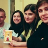 Walter (pierwszy z prawej), Katarzyna, Sara i Łukasz.  Ci młodzi ludzie i ich znajomi są żywym przykładem na to, że czystość to wciąż atrakcyjne słowo