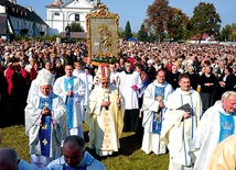 To był wyjątkowy dzień. Na polowy ołtarz z kościoła sanktuaryjnego przyniesiono łaskami słynący obraz Matki Bożej Różańcowej 