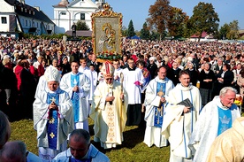 To był wyjątkowy dzień. Na polowy ołtarz z kościoła sanktuaryjnego przyniesiono łaskami słynący obraz Matki Bożej Różańcowej 